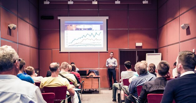 Zakelijke spreker geeft lezing op zakelijke conferentie-evenement