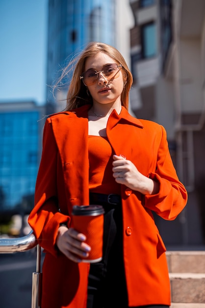 Zakelijke stijlvolle sterke zakenvrouw met een handtas op weg naar werk in een groot kantoor