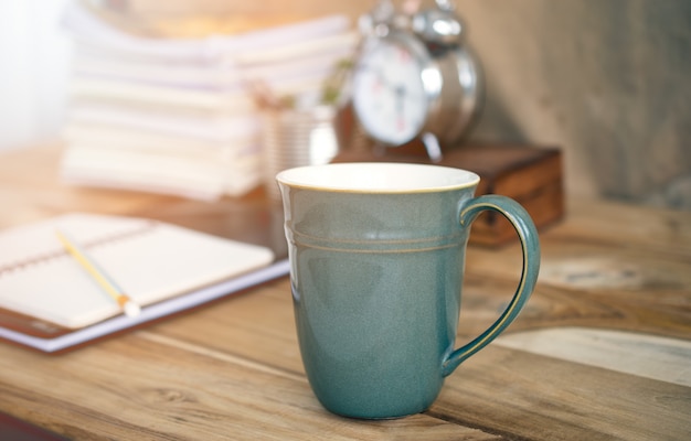 zakelijke tafel met een kopje koffie.