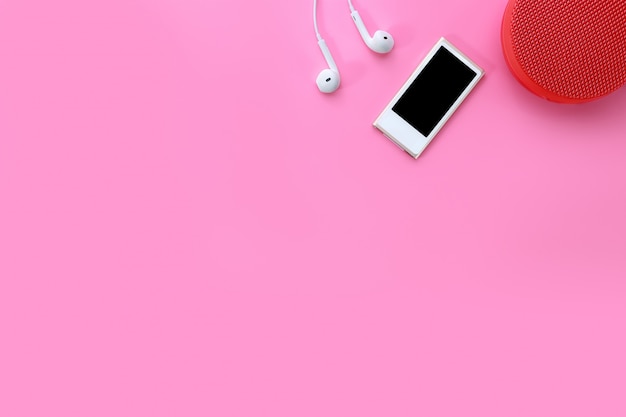 zakelijke tafel met muzikale speler op roze