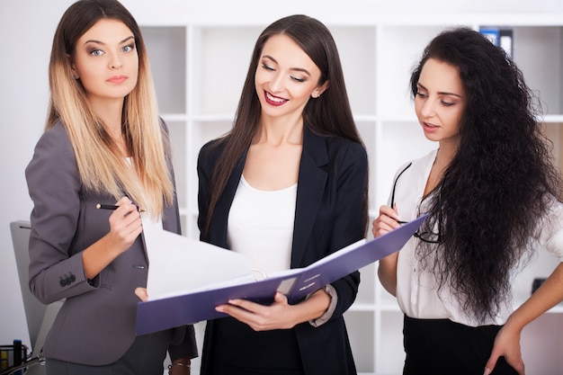 Zakelijke teambijeenkomst. Mens die Presentatie in Bureau maken en Collega's opleiden