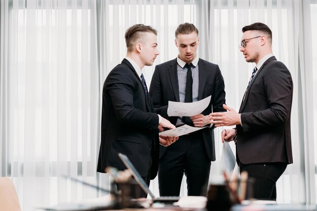 zakelijke teamcommunicatie.. jonge professionals die bedrijfsaangelegenheden en marketingstrategieën bespreken