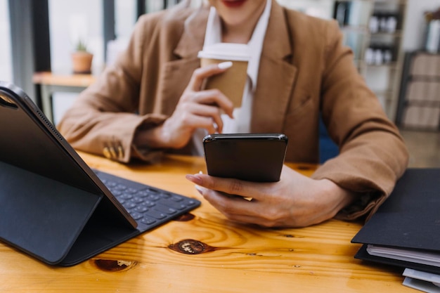 Zakelijke teamfinanciën of boekhouder die met een rekenmachine werken om bedrijfsgegevens te berekenen, samenvattingsrapport, boekhoudingsdocument en laptopcomputer op het zakelijke vergaderconcept op kantoor