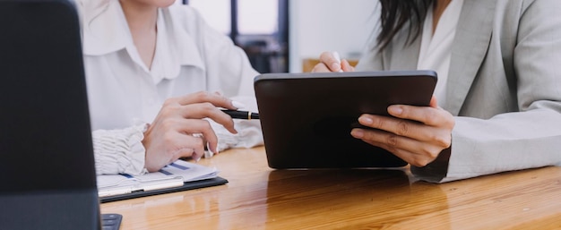 Zakelijke teamfinanciën of boekhouder die met een rekenmachine werken om bedrijfsgegevens te berekenen, samenvattingsrapport, boekhoudingsdocument en laptopcomputer op het zakelijke vergaderconcept op kantoor