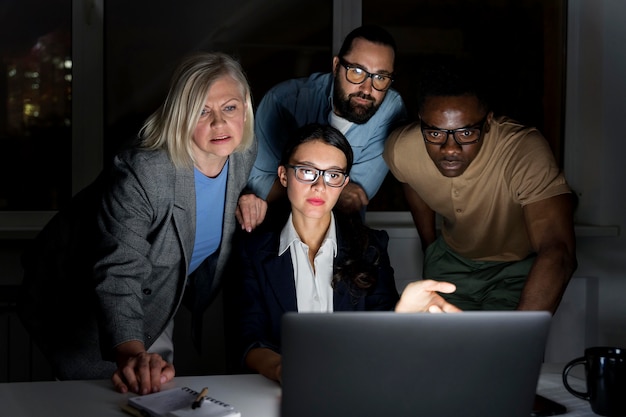 Foto zakelijke teamgenoten die laat op kantoor werken