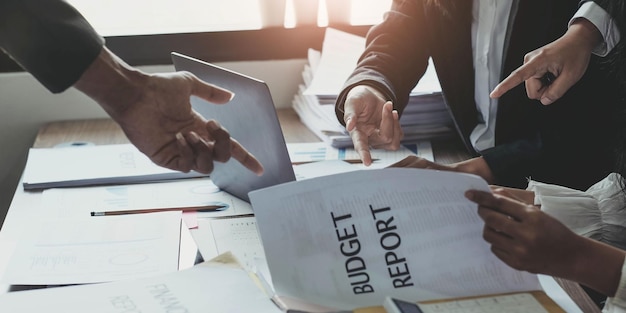 Zakelijke teamsamenwerking bespreken werken analyseren met financiële gegevens en marketinggroeirapportgrafiek in teampresentatie en brainstormen tot strategieplanning winst maken van het bedrijf