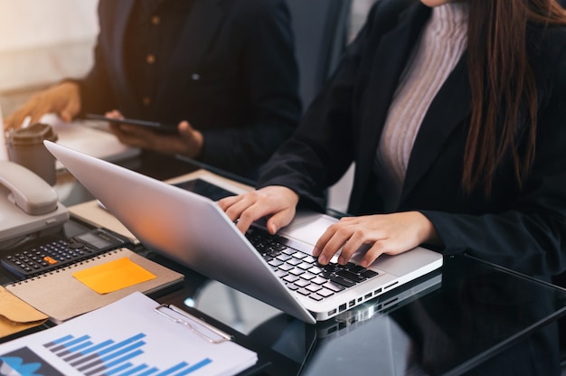 Zakelijke teamvergadering aanwezig. professionele investeerder die werkt met de taak van financiële managers. met laptop smartphone en digitale tablet in ochtendlicht