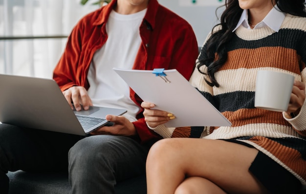 Zakelijke teamvergadering aanwezig professionele investeerder die werkt met de taak van financiële managers met laptop, smartphone en digitale tablet