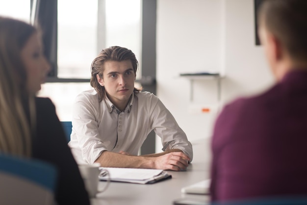 zakelijke teamvergadering in een modern startkantoor en brainstormen over een nieuw businessplan