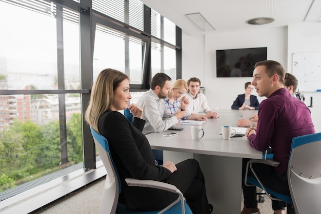 zakelijke teamvergadering in een modern startkantoor en brainstormen over een nieuw businessplan