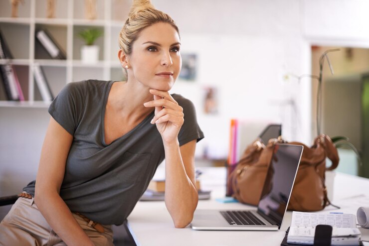 Foto zakelijke vrouw en denken van beslissing in het kantoor voor creatieve carrière startup bedrijf en ideeën aan het bureau ondernemer werknemer en het gezicht van bedachtzame modeontwerper met probleemoplossing op het werk