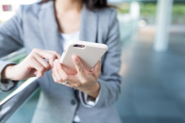 Zakelijke vrouw gebruik van mobiele telefoon