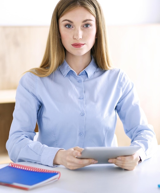 Zakelijke vrouw hoofdschot. Ondernemers of collega's die iets bespreken tijdens een vergadering terwijl ze aan de balie op kantoor zitten. Casual kledingstijl. Audit, belasting of advocaat concept.