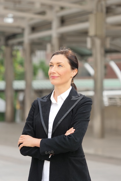 zakelijke vrouw lopen op buiten.