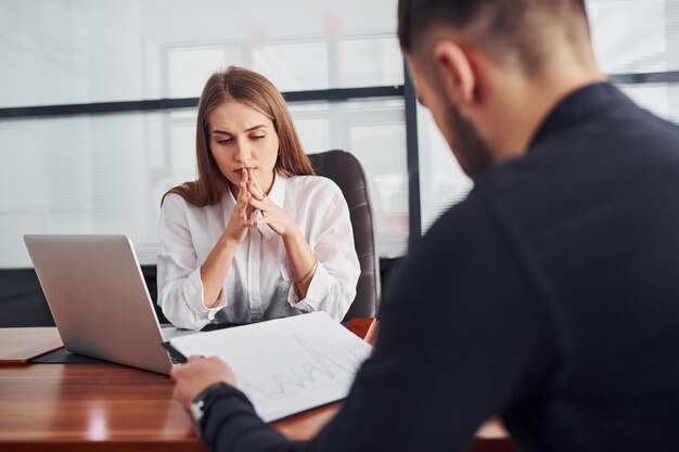 Foto zakelijke vrouw met een laptop op kantoor