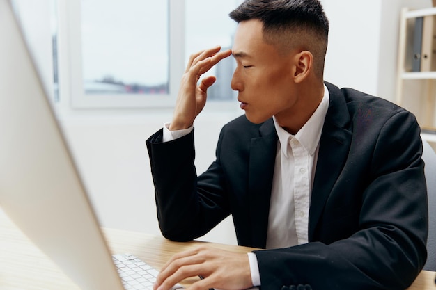 Foto zakelijke vrouw met een laptop op kantoor