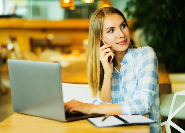 Zakelijke vrouw met laptop in café Jong mooi meisje sitti