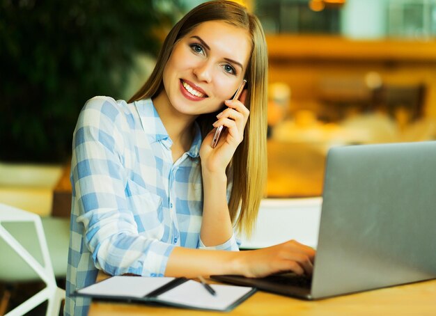 Zakelijke vrouw met laptop in café Jong mooi meisje sitti