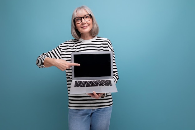 Zakelijke vrouw met laptop scherm met mocap voor reclame op heldere studio achtergrond