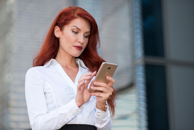 Zakelijke vrouw mobiele telefoon