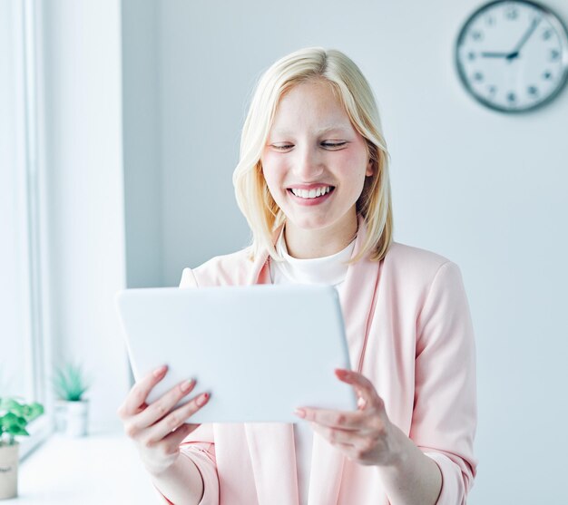 Zakelijke vrouw portret kantoor executive zakenvrouw jonge mooie zakelijke werk tablet computertechnologie communicatienetwerk