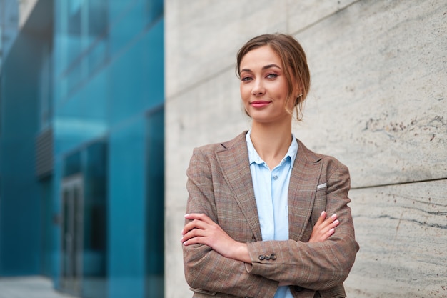 Zakelijke vrouw succesvolle vrouw zakelijke persoon buiten