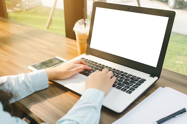 zakelijke vrouw werken met laptop met een leeg wit scherm maken een notitie document en slim