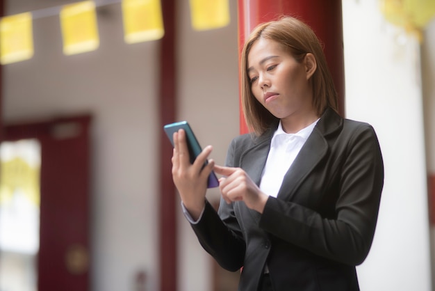 Zakelijke vrouwen kijken naar smartphones Zakelijk Contact