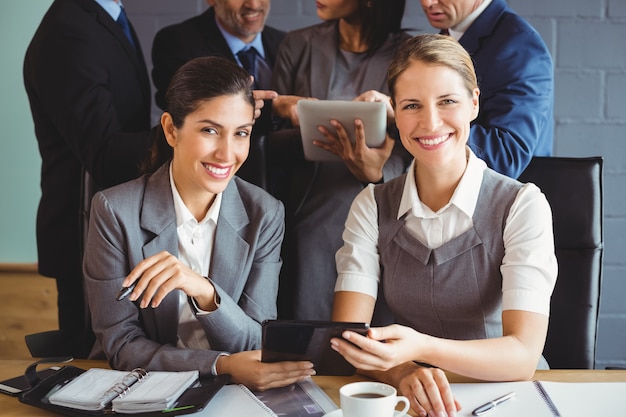 zakelijke vrouwen met behulp van digitale tablet in vergaderruimte