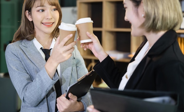 Zakelijke vrouwen rammelende kopjes koffie op kantoor