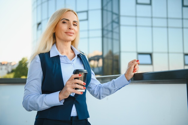 Zakelijke vrouwen stijl vrouw gaat werken portret van mooie vrouw in stijlvol kantoor