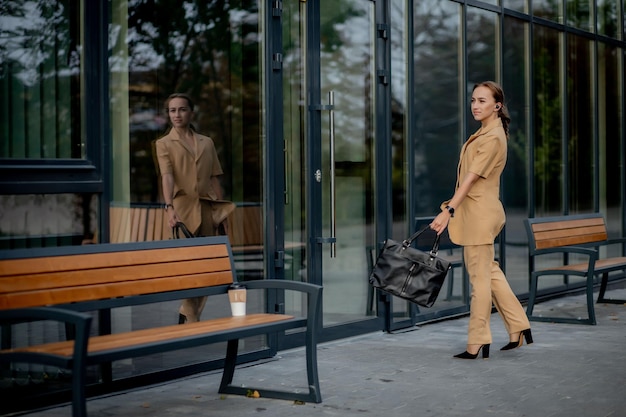 Zakelijke vrouwen stijl vrouw met werkmap gaan werken Portret van mooie lachende vrouw in stijlvolle kantoorkleding hoge resolutie