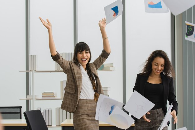 Zakelijke vrouwen teamwork gelukkig in kantoor zakelijk succes