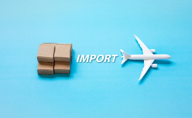 Zakelijke wereldwijde industrie en import-exportconcepten met vliegtuigvracht en productdoosorder Logistiek transport