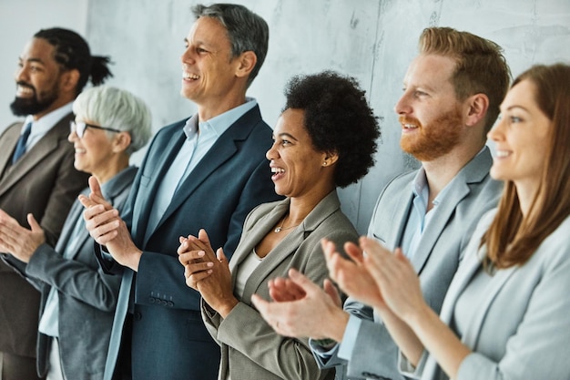 Foto zakelijke zakenman vrouw zakenvrouw vergadering succes kantoor applaus team applaudisseren zakenman teamwerk klappen man collega groep seminar conferentie