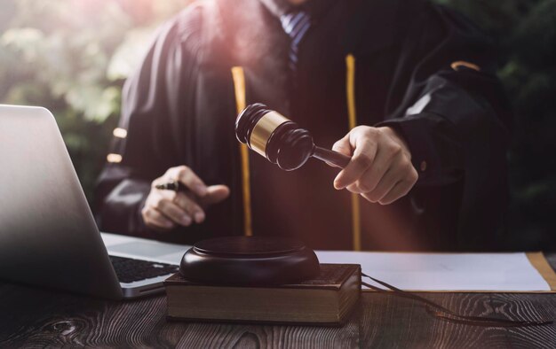 Zaken en advocaten bespreken contractpapieren met koperen schaal op bureau in kantoor Wet juridische diensten advies rechtvaardigheid en wet concept foto met filmkorreleffect