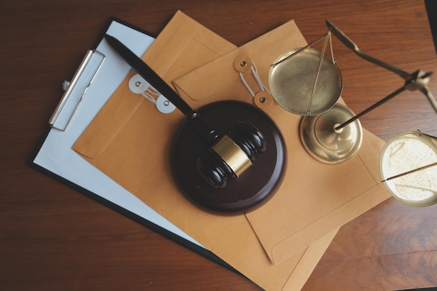 Zaken en advocaten bespreken contractpapieren met koperen schaal op bureau in kantoor Wet juridische diensten advies rechtvaardigheid en wet concept foto met filmkorreleffect