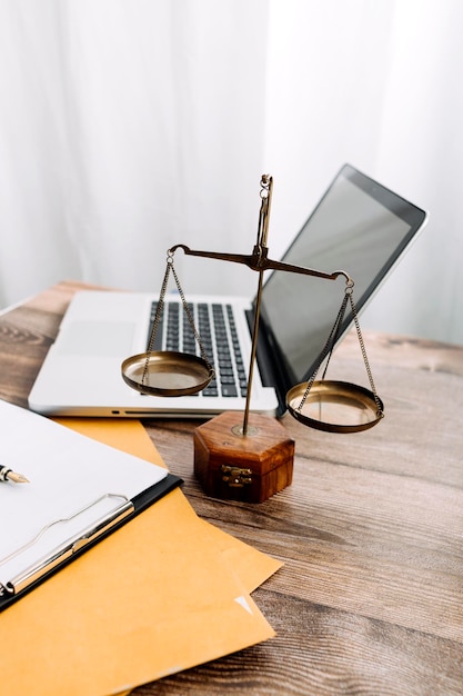 Zaken en advocaten bespreken contractpapieren met koperen schaal op bureau in kantoor Wet juridische diensten advies rechtvaardigheid en wet concept foto met filmkorreleffect