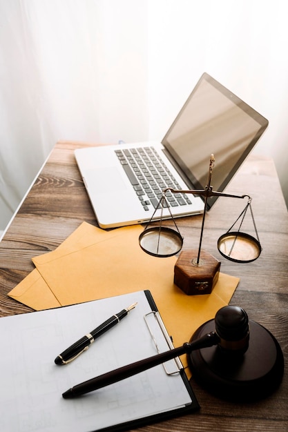 Zaken en advocaten bespreken contractpapieren met koperen schaal op bureau in kantoor Wet juridische diensten advies rechtvaardigheid en wet concept foto met filmkorreleffect