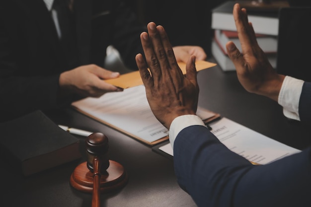 Zaken en advocaten bespreken contractpapieren met koperen schaal op bureau in kantoor Wet juridische diensten advies rechtvaardigheid en wet concept foto met filmkorreleffect