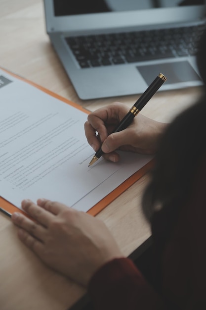 Zaken en advocaten bespreken contractpapieren met koperen schaal op bureau in kantoor Wet juridische diensten advies rechtvaardigheid en wet concept foto met filmkorreleffect