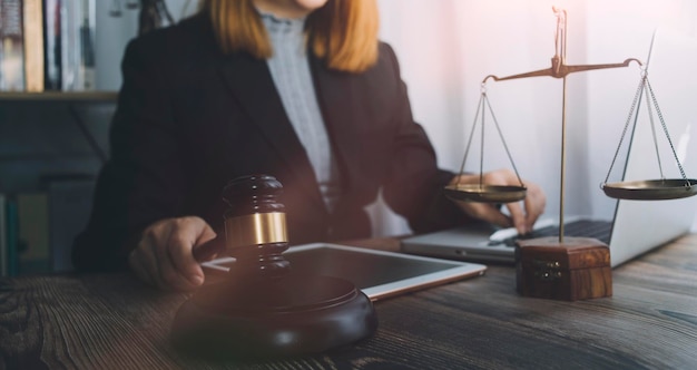 Zaken en advocaten bespreken contractpapieren met koperen schaal op bureau in kantoor Wet juridische diensten advies rechtvaardigheid en wet concept foto met filmkorreleffect