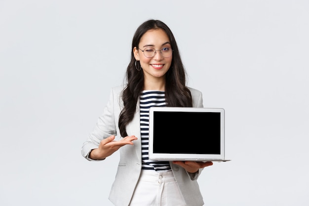 Zaken, financiën en werkgelegenheid, vrouwelijk succesvol ondernemersconcept. Professionele zakenvrouw, makelaar in onroerend goed die de hand naar het laptopscherm wijst, een goede deal laat zien, een vergadering heeft