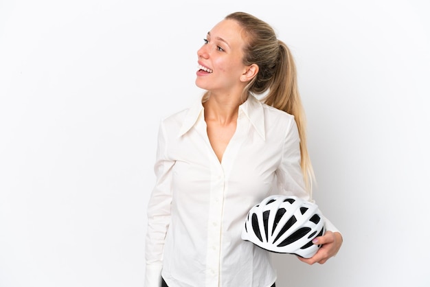 Zaken kaukasische vrouw met een fietshelm geïsoleerd op een witte achtergrond lachen in laterale positie