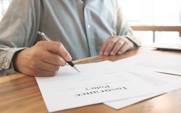 Foto zaken man ondertekening van een verzekeringspolis