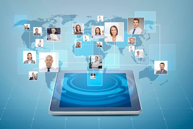 zaken, mensen, sociaal netwerk en hoofdjachtconcept - foto's van zakenmensen over tablet-pc-computer en blauwe achtergrond