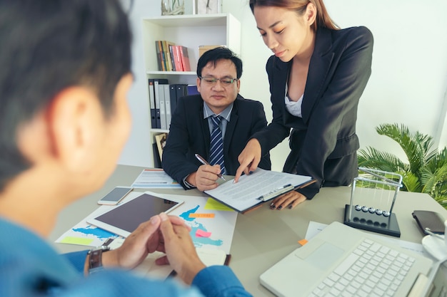 Zaken - ondernemers hebben een vergadering met presentatie op kantoor