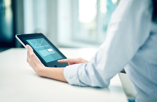 Zaken, technologie, statistieken, vooruitgang en mensenconcept - close-up van een vrouw met een tablet-pc-computer die groeigrafieken op kantoor of thuis laat zien