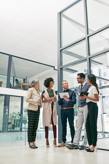 Zaken zijn gebouwd op een solide basis van relaties Shot van een groep collega's die een informele bijeenkomst hebben in een kantoor