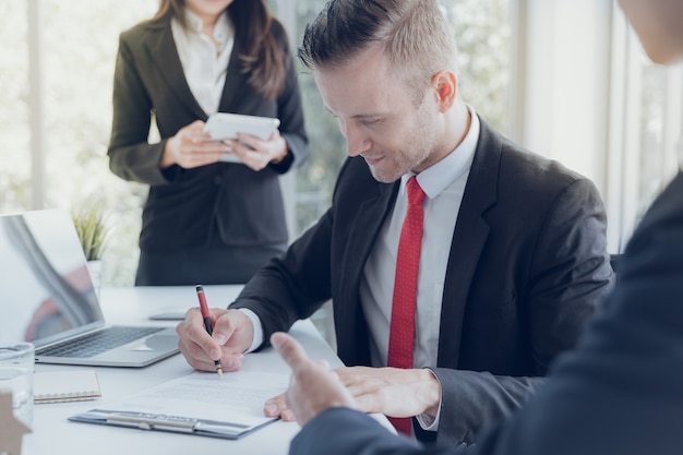 Zakenlieden bereiken de objectieve samenwerking